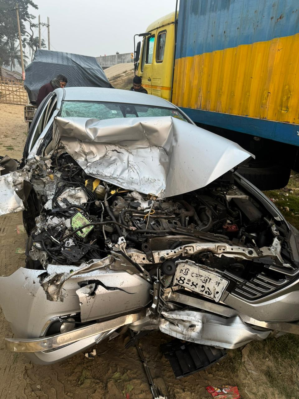 মারসার মারমুখী চাপে দুমড়ে-মুচড়ে গেল প্রাইভেট কার, অল্পের জন্য প্রাণে বাঁচলো ৩ যাত্রী