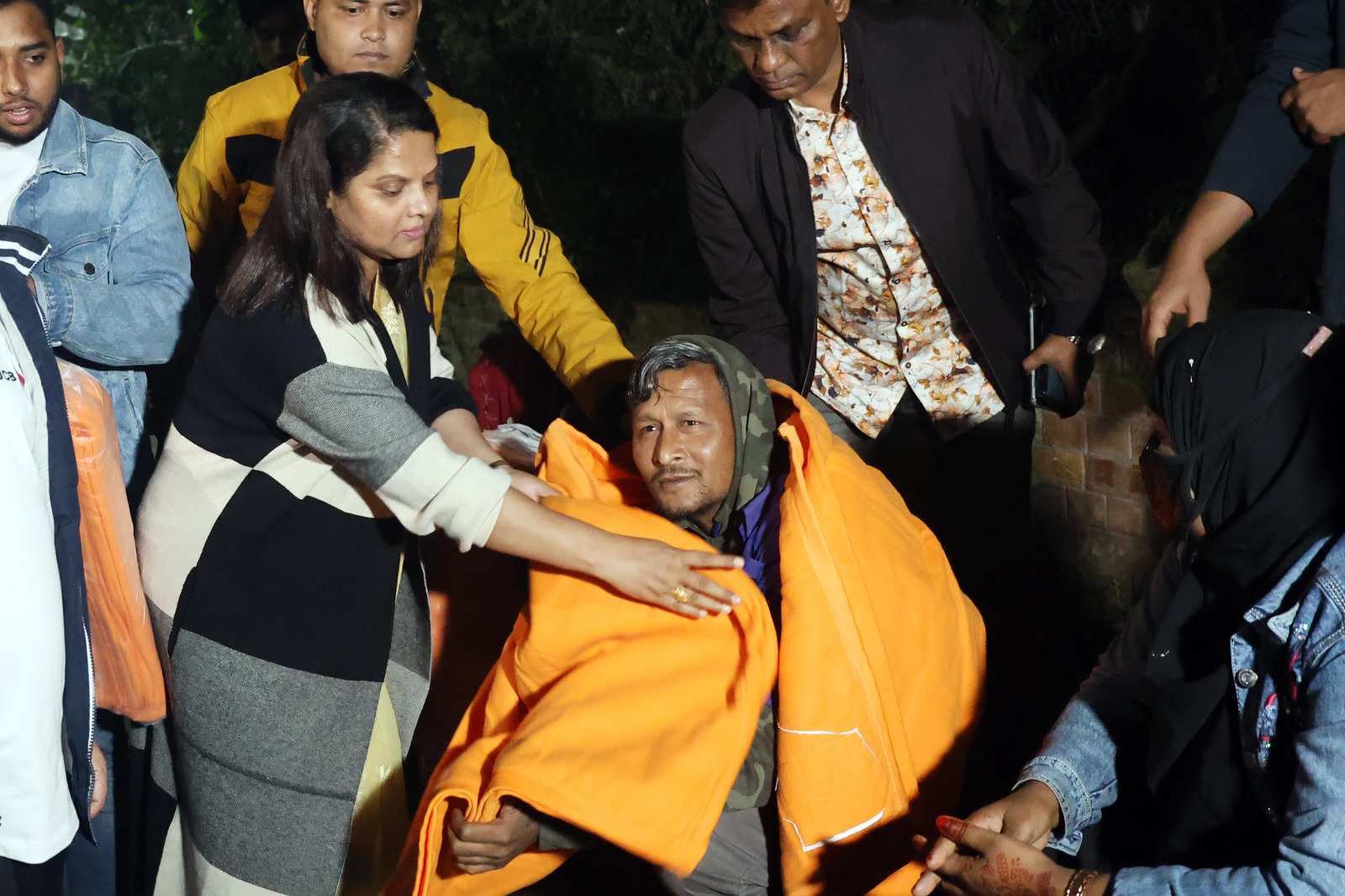 শীতার্ত গরীব ও দু:স্থ মানুষের মাঝে জেলা প্রশাসকের শীতবস্ত্র বিতরণ