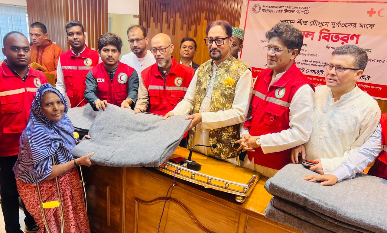 রেড ক্রিসেন্টের উদ্যোগে ৫ শতাধিক কম্বল বিতরণ করলেন মেয়র