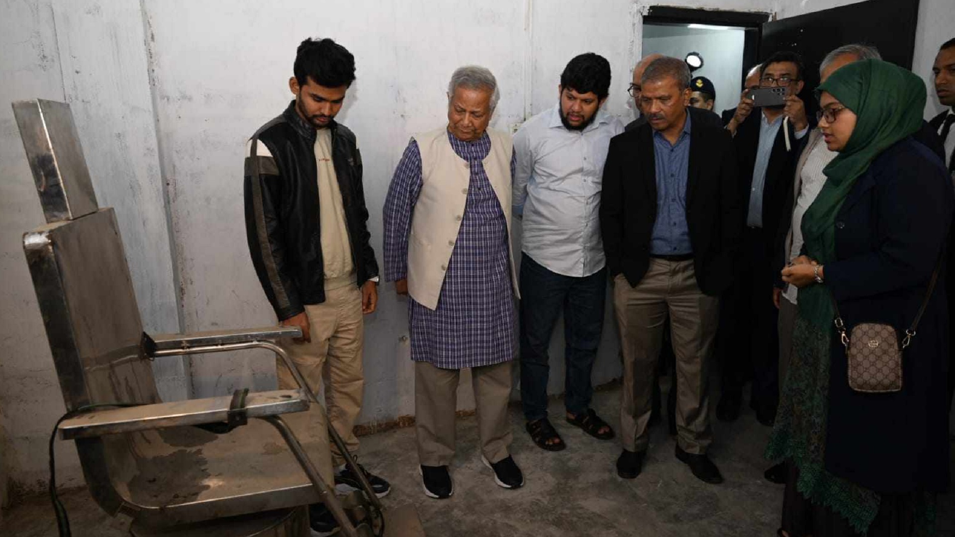  বহুল আলোচিত ‘আয়নাঘর’ পরিদর্শন করলেন প্রধান উপদেষ্টা