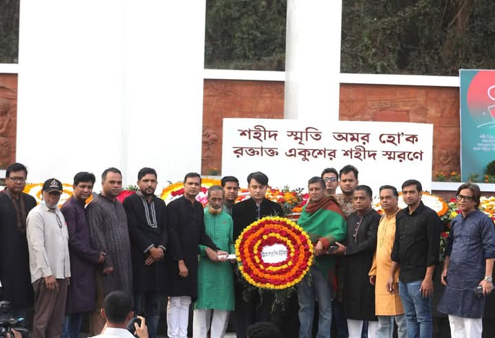 অমর একুশে ও আন্তর্জাতিক মাতৃভাষা দিবসে শহীদ মিনারে সিইউজের শ্রদ্ধা নিবেদন