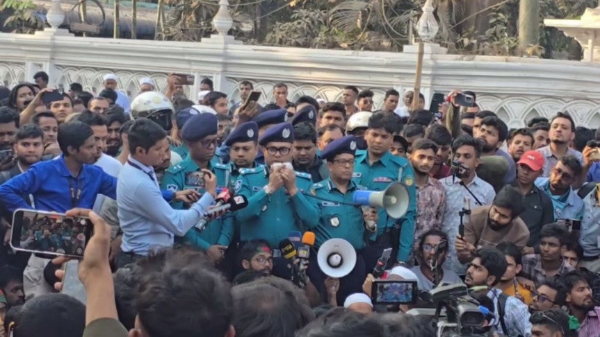 গাজীপুরে হামলার ঘটনায় ক্ষমা চাইলেন পুলিশ কমিশনার, ওসি প্রত্যাহারের ঘোষণা