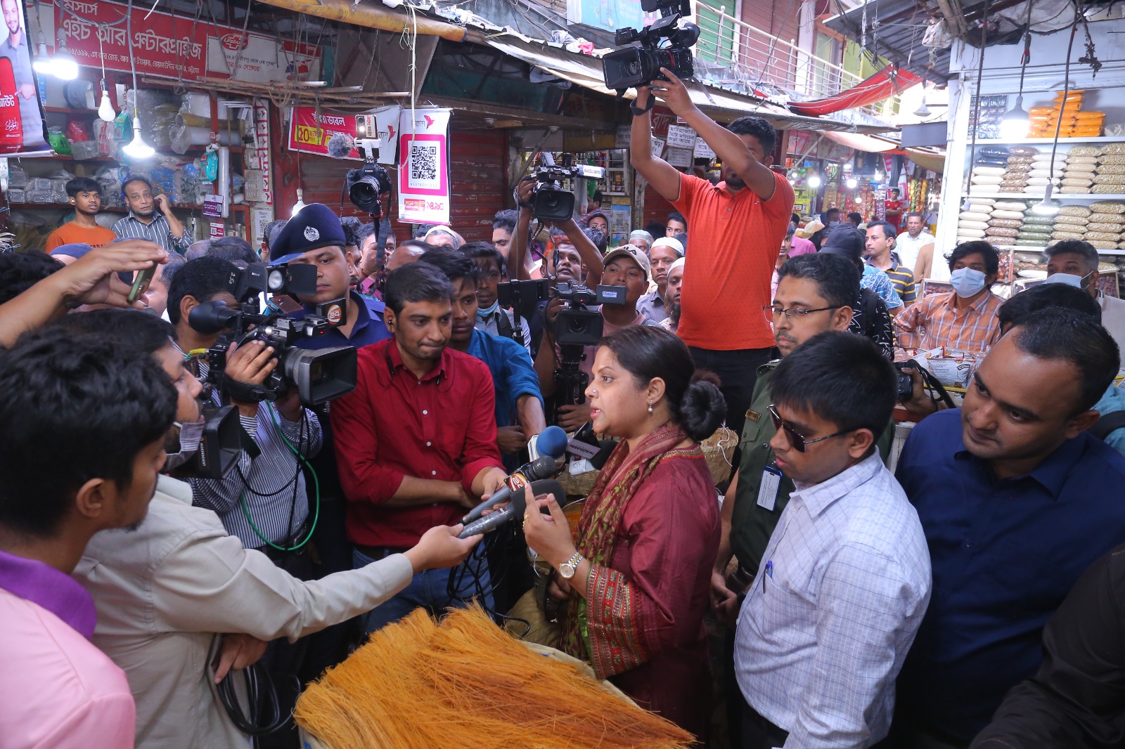 রিয়াজউদ্দীন বাজারে বাজার মনিটরিং টাস্কফোর্সের অভিযান