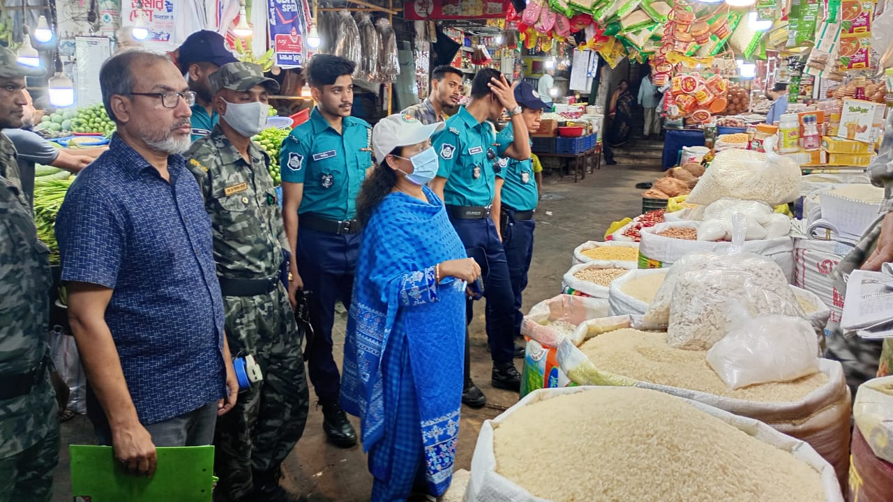 মূল্য তালিকা না রাখা ও অতিরিক্ত মূল্যে পণ্য বিক্রি ৬ দোকানদারকে জরিমানা