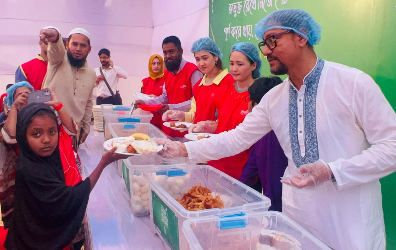 অসচ্ছল রোজাদারদের জন্য মাসব্যাপী ইফতারের উদ্বোধন করলেন চসিক মেয়র ডা. শাহাদাত