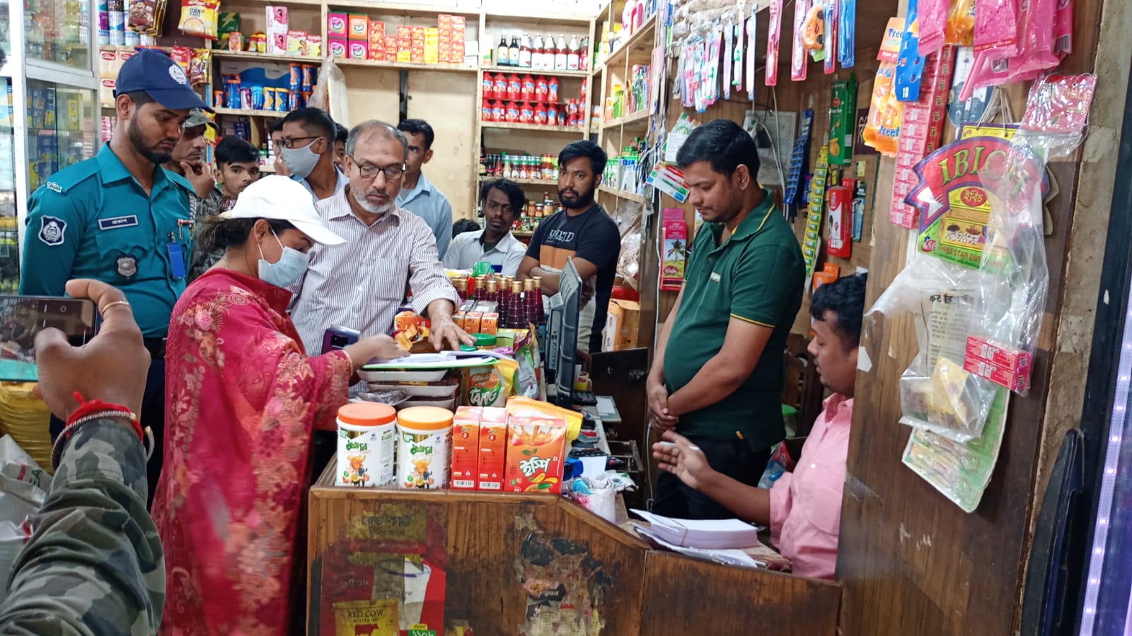 অক্সিজেেনে ১১ দোকানদারকে ১২ হাজার ৫ শত টাকা জরিমানা