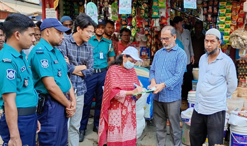 লালখান বাজারে ৫ দোকানদারকে জরিমানা