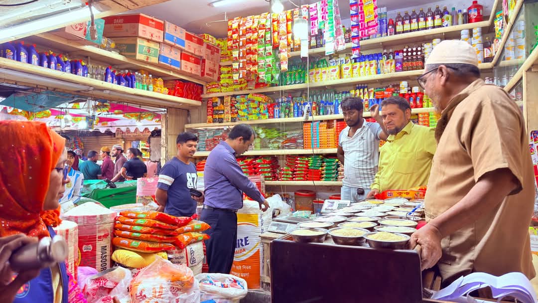 নিত্য পণ্যের বাজার তদারকিতে জেলা প্রশাসনের মোবাইল কোর্ট 