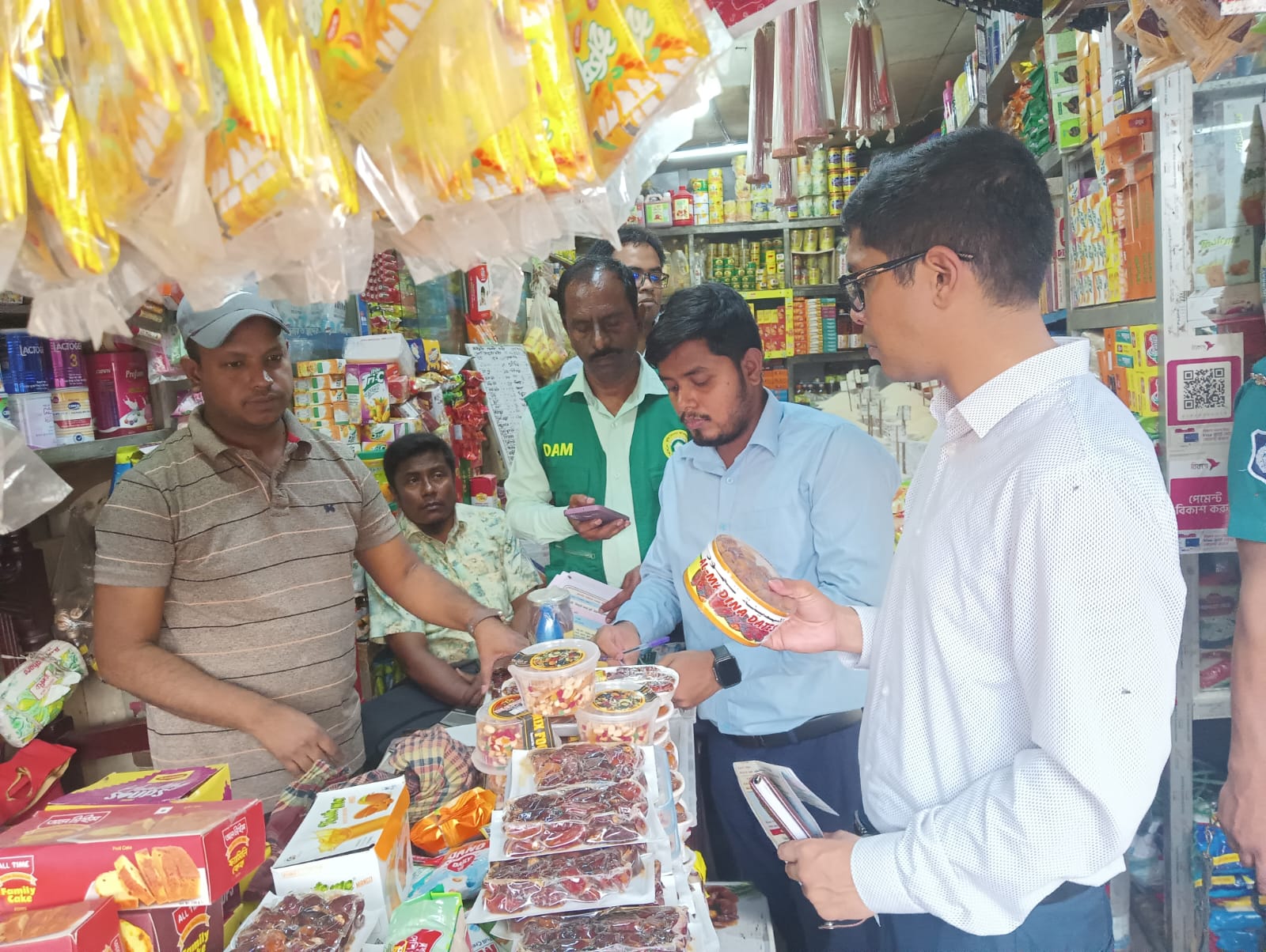 চট্টগ্রামে নিত্য পণ্যের বাজার তদারকিতে জেলা প্রশাসনের মোবাইল কোর্ট