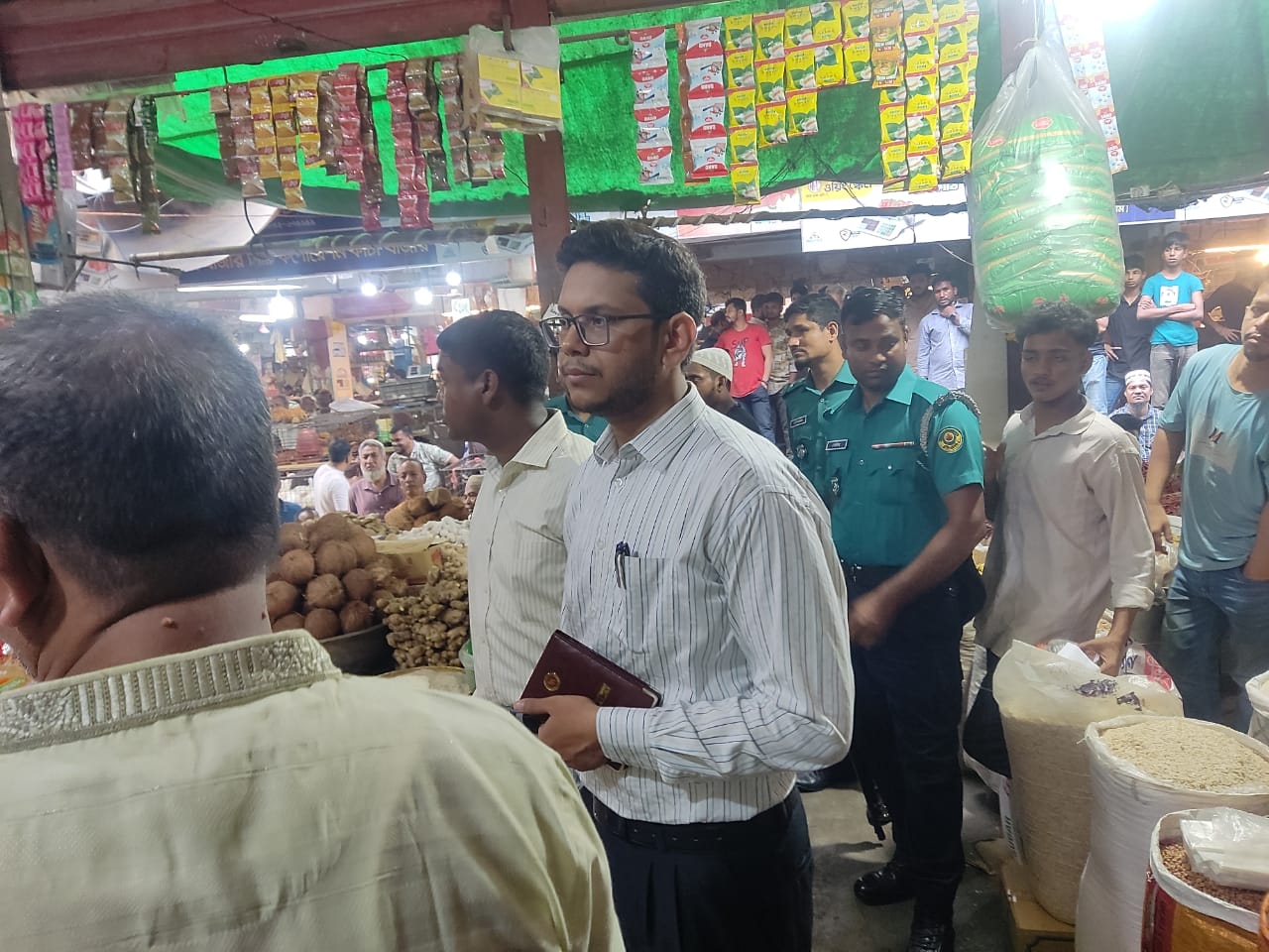 চট্টগ্রামে  নিত্য পণ্যের বাজার তদারকিতে জেলা প্রশাসনের মোবাইল কোর্ট