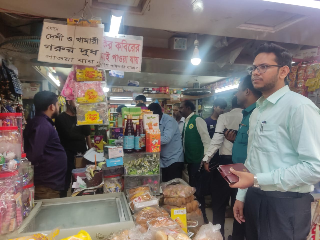 চট্টগ্রামে নিত্য পণ্যের বাজার তদারকিতে জেলা প্রশাসনের মোবাইল কোর্ট
