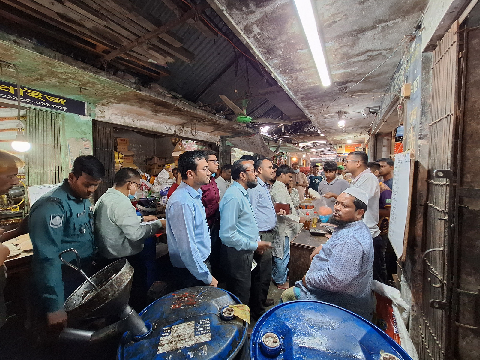 চট্টগ্রাম মহানগরে নিত্য পণ্যের বাজার তদারকিতে মোবাইল কোর্ট