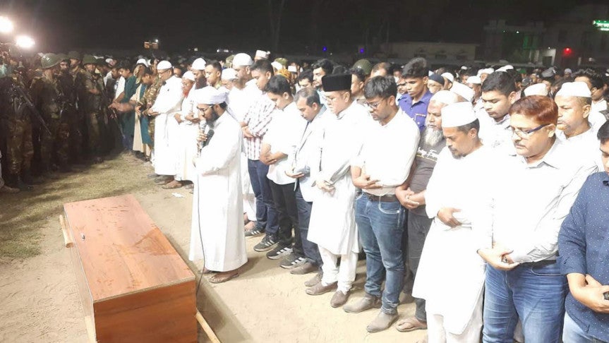 মাগুরায় আছিয়ার দাফন সম্পন্ন, অভিযুক্তদের বাড়িতে আগুন