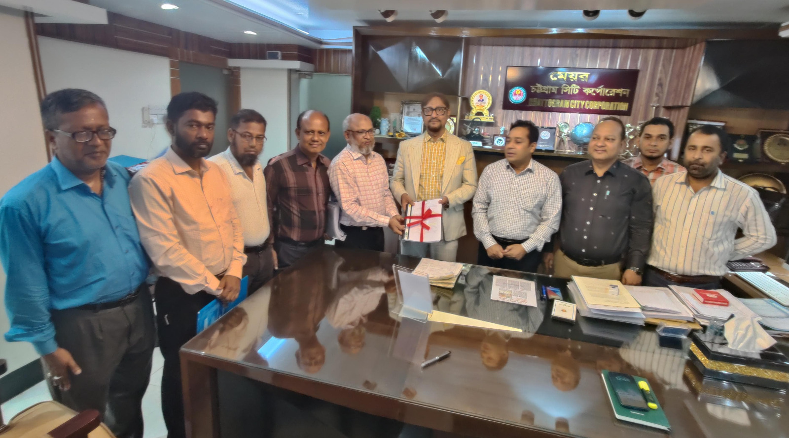 ডিএইচএমএস পরীক্ষার ফলাফল মেয়রের হাতে হস্তান্তর