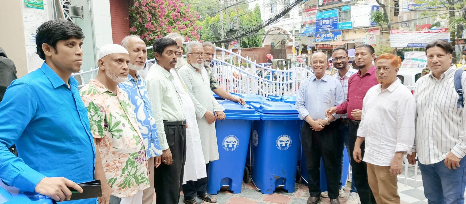 চট্টগ্রাম সিটি কর্পোরেশনের পক্ষ থেকে প্রেস ক্লাবকে ডাস্টবিন প্রদান