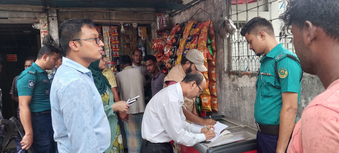 চট্টগ্রামে বাসভাড়া তদারকি ও সড়ক পরিবহন আইন প্রয়োগে মোবাইল কোর্ট    