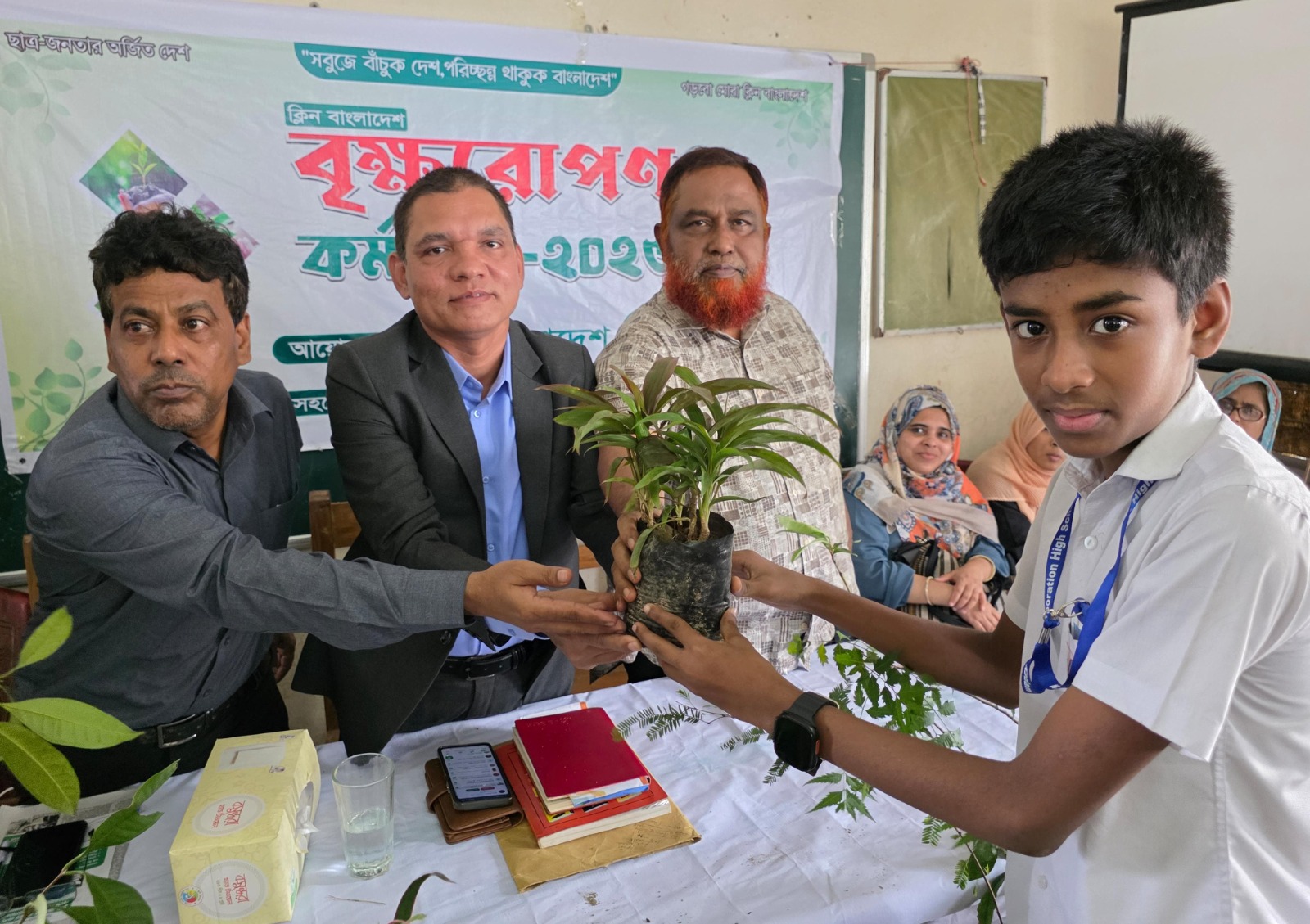 কদম মোবারক সিটি কর্পোরেশন স্কুলে ক্লিন বাংলাদেশ বৃক্ষরোপণ কর্মসূচি অনুষ্ঠিত