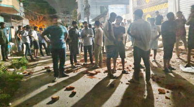 চবি ক্যাম্পাসে রণক্ষেত্র: ছাত্রীকে হেনস্তার জেরে শিক্ষার্থী-স্থানীয়দের সংঘর্ষে আহত অর্ধশতাধিক