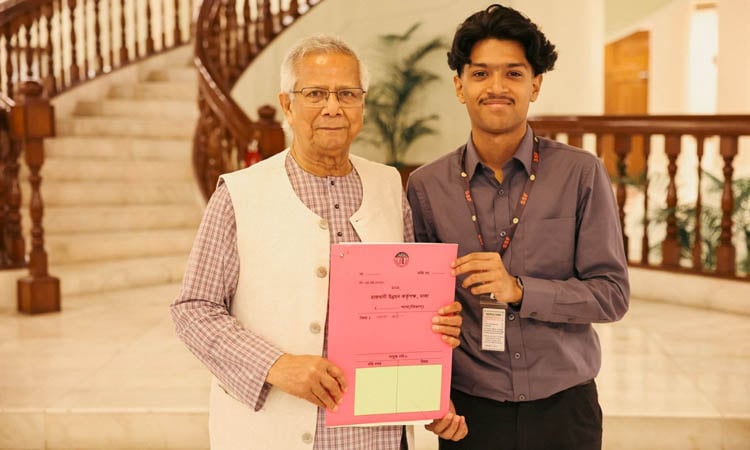 সাগর-রুনির সন্তান মেঘের হাতে পূর্বাচলের প্লটের দলিল হস্তান্তর করলেন প্রধান উপদেষ্টা