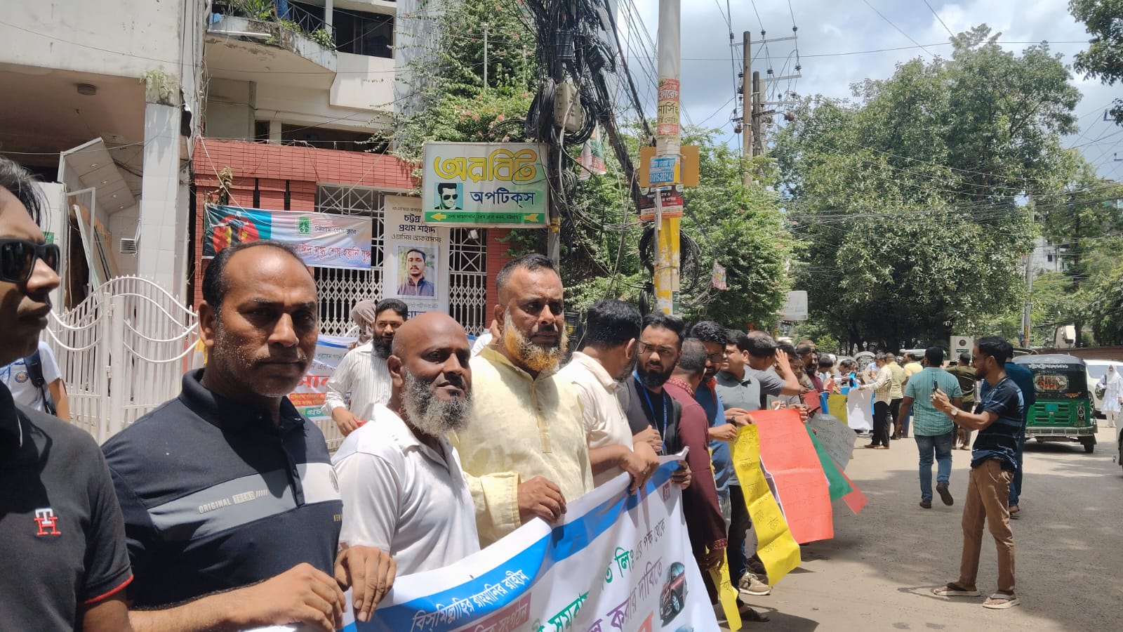 চট্টগ্রামে পুরাতন গাড়ির মালিকদের ৮ দফা দাবিতে মানববন্ধন