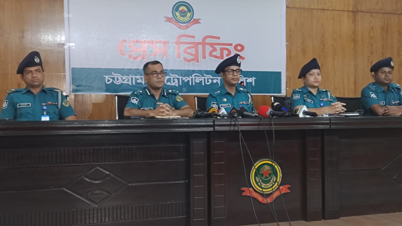 বন্দরে পুলিশের ওপর হামলাকারী অস্ত্রধারী সন্ত্রাসী শাকিল ও সহযোগী গ্রেফতার