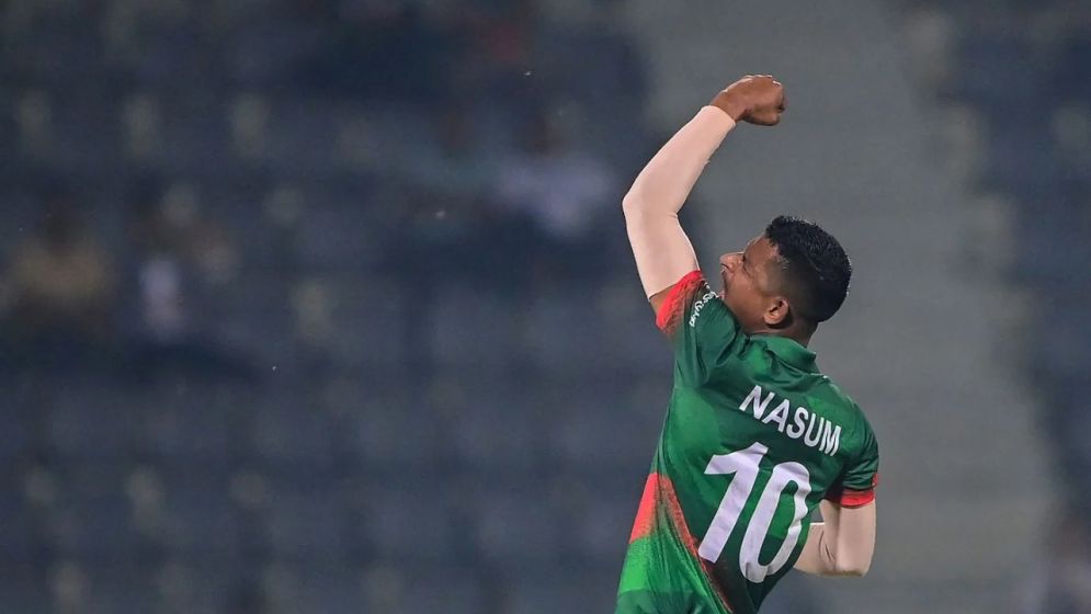 এক ওভারেই নাসুম দিলেন ২১ রান