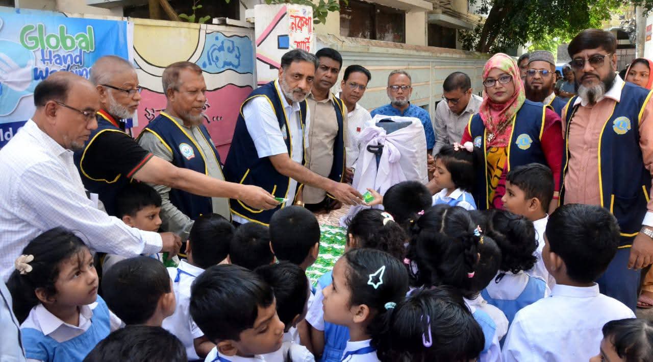 খুলশী চাইল্ড গ্রামার কে,জি স্কুলে লায়ন্সের উদ্দোগে বিশ্ব হাতধোয়া দিবস পালন