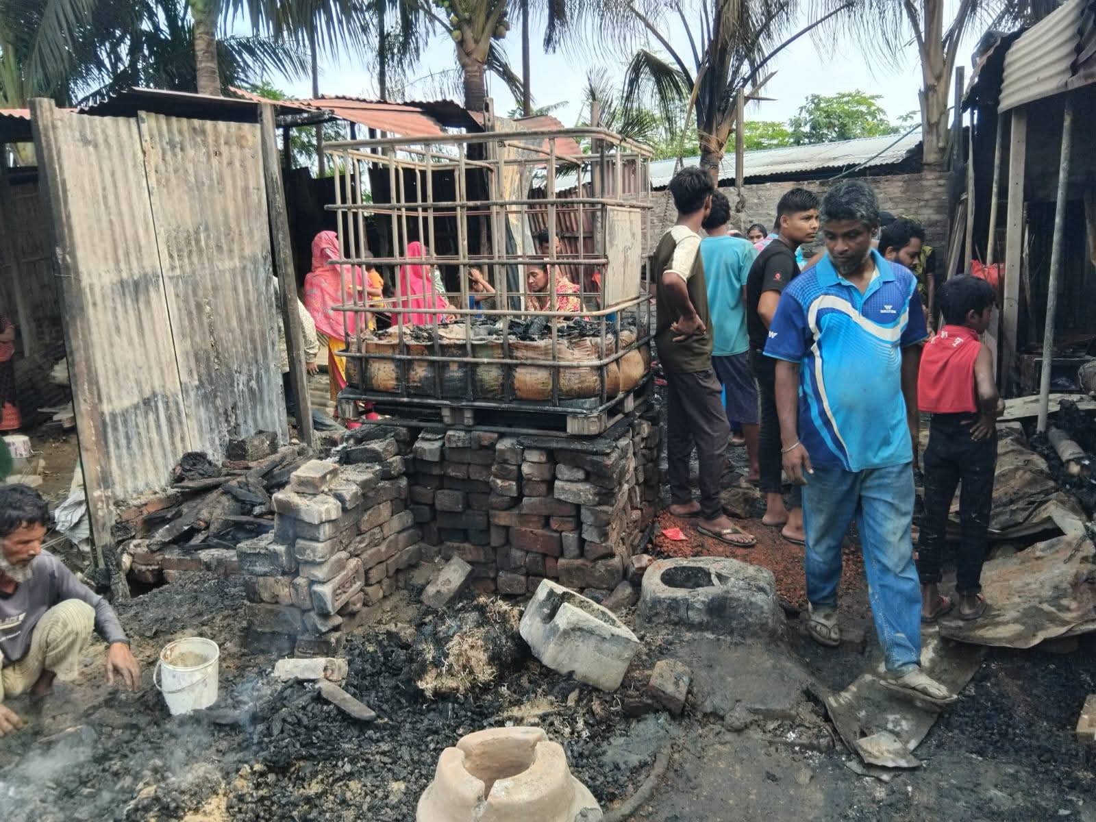 চট্টগ্রামের নাজিরপাড়ায় ছয়টি ঘর পুড়ে ছাই — নিঃস্ব ছয়টি পরিবার