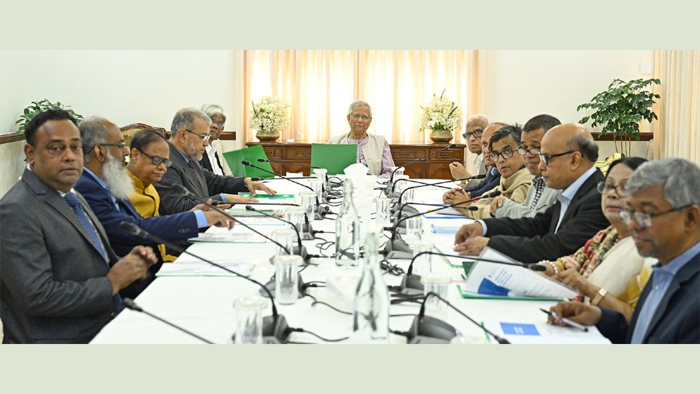 নির্বাচনের আগে যে কোনো মূল্যে আইনশৃঙ্খলা স্বাভাবিক রাখতে হবে: প্রধান উপদেষ্টা