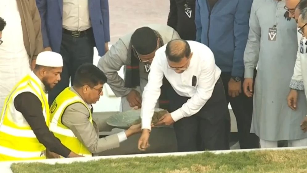 নিজ হাতে মাকে চিরনিদ্রায় শায়িত করলেন তারেক রহমান