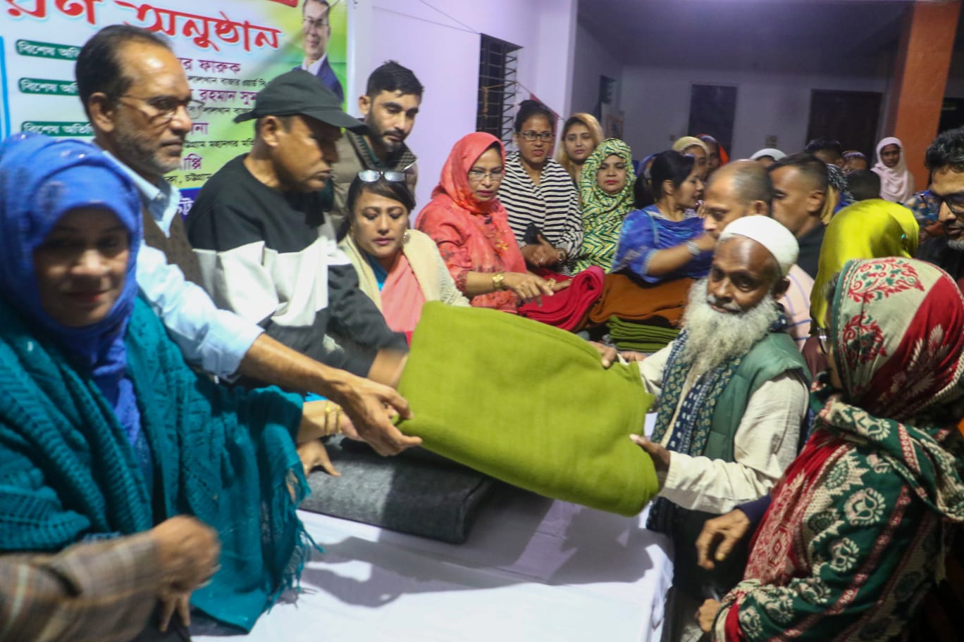 লালখান বাজারে শীতার্ত ও অসহায়দের মাঝে মহিলা দলের কম্বল বিতরণ 