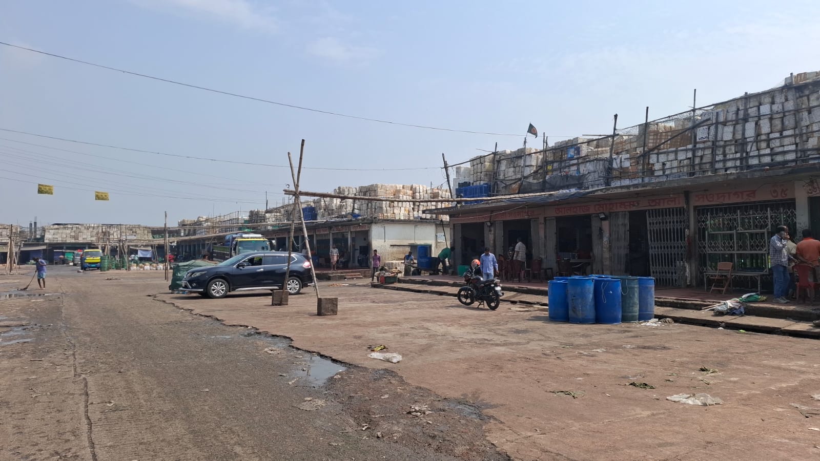 কর্ণফুলীর তীরে ‘কানামাছি খেলা’: রায় থাকলেও থমকে আছে নতুন মাছ বাজার উচ্ছেদ