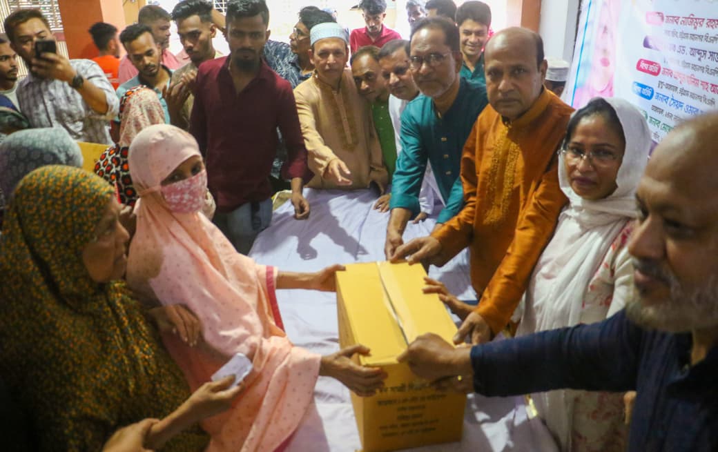প্রধানমন্ত্রীর নির্দেশনায় নাসরিন বাপ্পির ঈদ উপহার সামগ্রী বিতরণ
