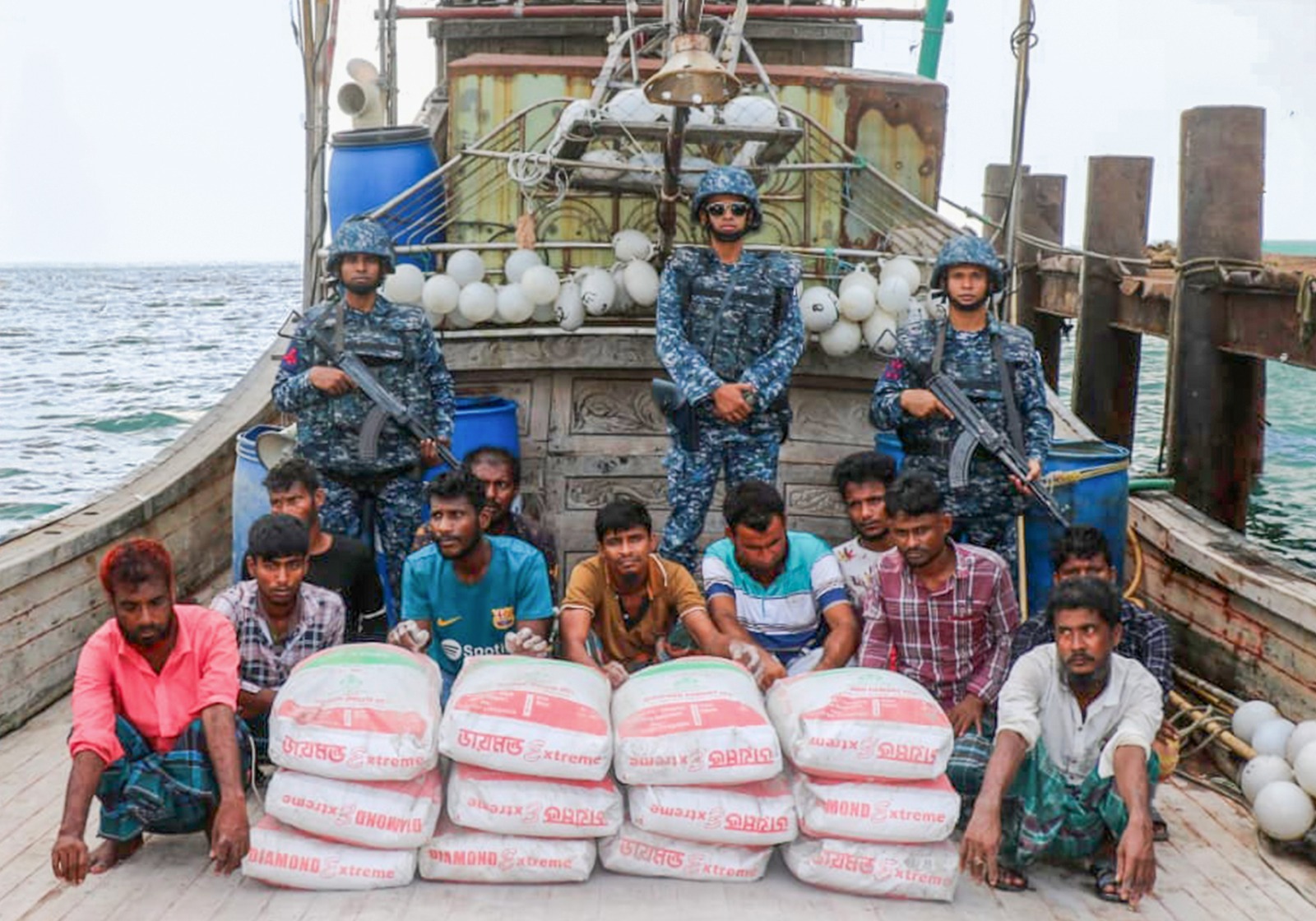 মায়ানমারে পাচারকালে সিমেন্ট বোঝাই বোটসহ ১১ জনকে আটক 