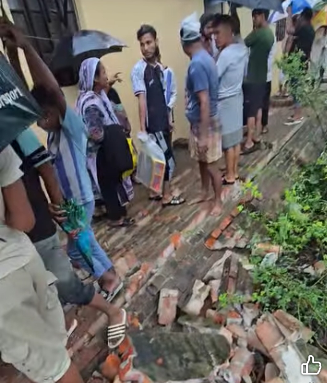 শিকলবাহায় টানা বৃষ্টিতে দেওয়াল ধসে তিন জন আহত, একজন নিহত