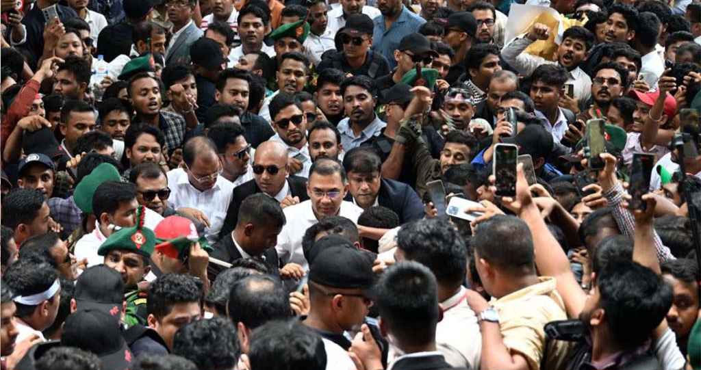 ঢাবি ক্যাম্পাসে পায়ে হেঁটে নজির সৃষ্টি করলেন প্রধানমন্ত্রী
