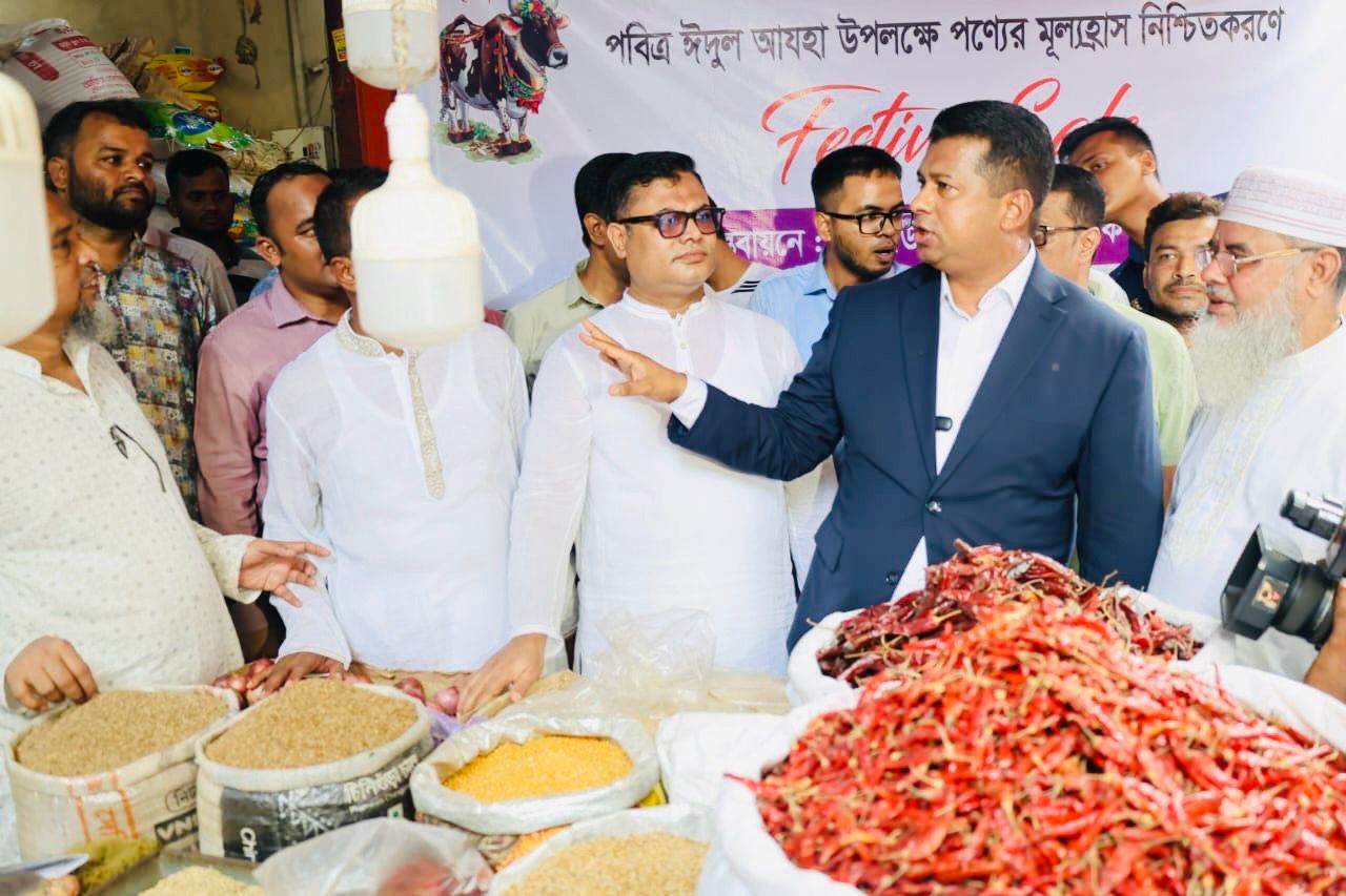 নিত্যপণ্যের দাম কমিয়ে ‘উৎসব ছাড়’ সংস্কৃতি চালু করলেন ডিসি জাহিদ
