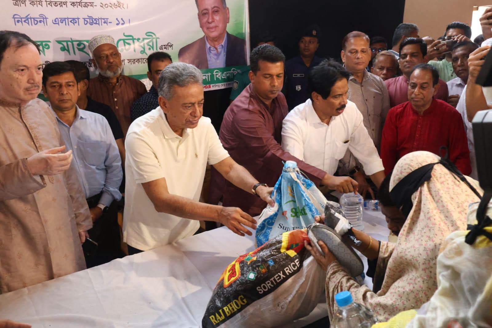 বানভাসি মানুষের পাশে অর্থ ও পরিকল্পনা মন্ত্রী আমির খসরু মাহমুদ চৌধুরী