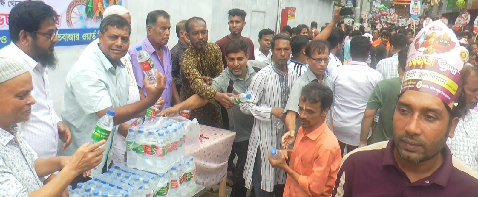 চট্টগ্রাম মহানগর বিএনপির উদ্যোগে রথযাত্রায় বিশুদ্ধ পানি বিতরণ