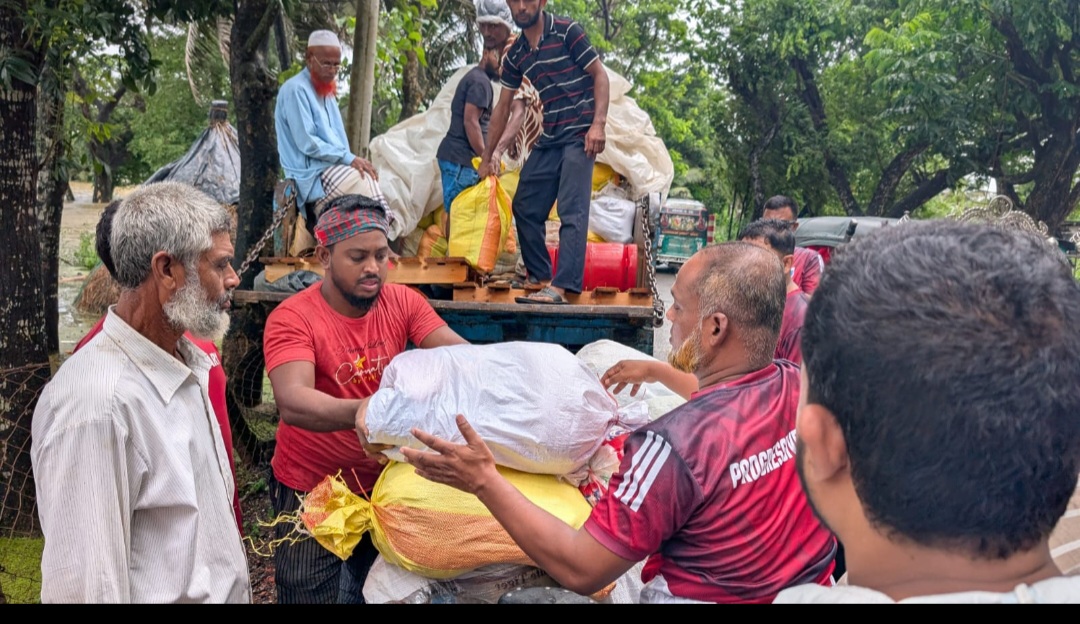 বাঁশখালীতে বন্যাদুর্গত ৩০০ পরিবারের পাশে প্রগ্রেসিভ ফ্রেন্ডস