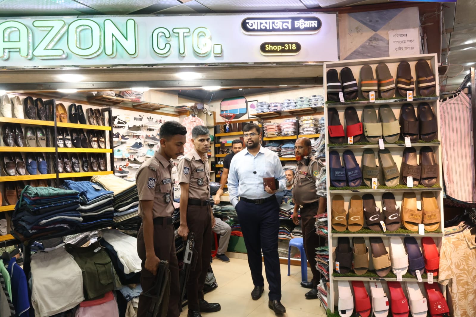 সরকারি নির্দেশনা বাস্তবায়নে চট্টগ্রামে অভিযান
