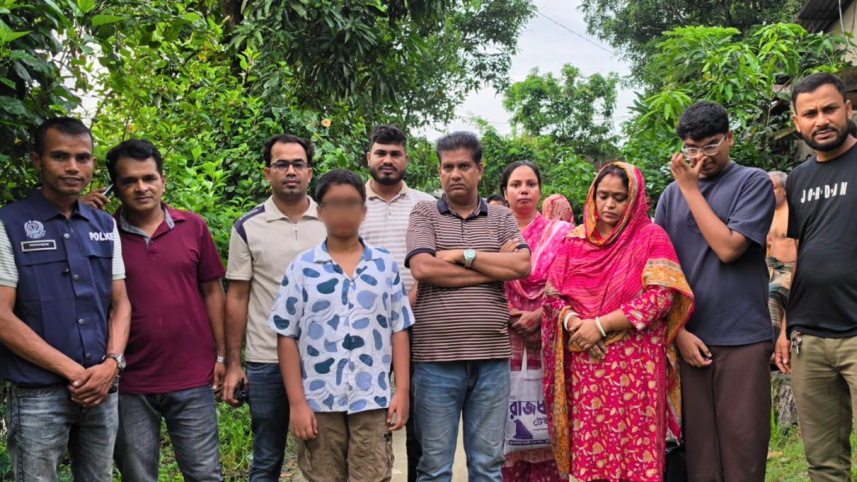 আত্মগোপনে থাকা চাঁদপুরের স্বর্ণ ব্যবসায়ী চট্টগ্রামে পরিবারসহ আটক