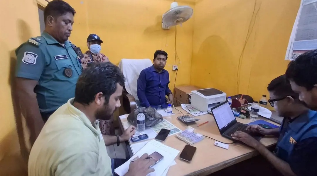 দুই লাখ টাকা ঘুষসহ সাব-রেজিস্ট্রার ও ২ সহযোগী আটক
