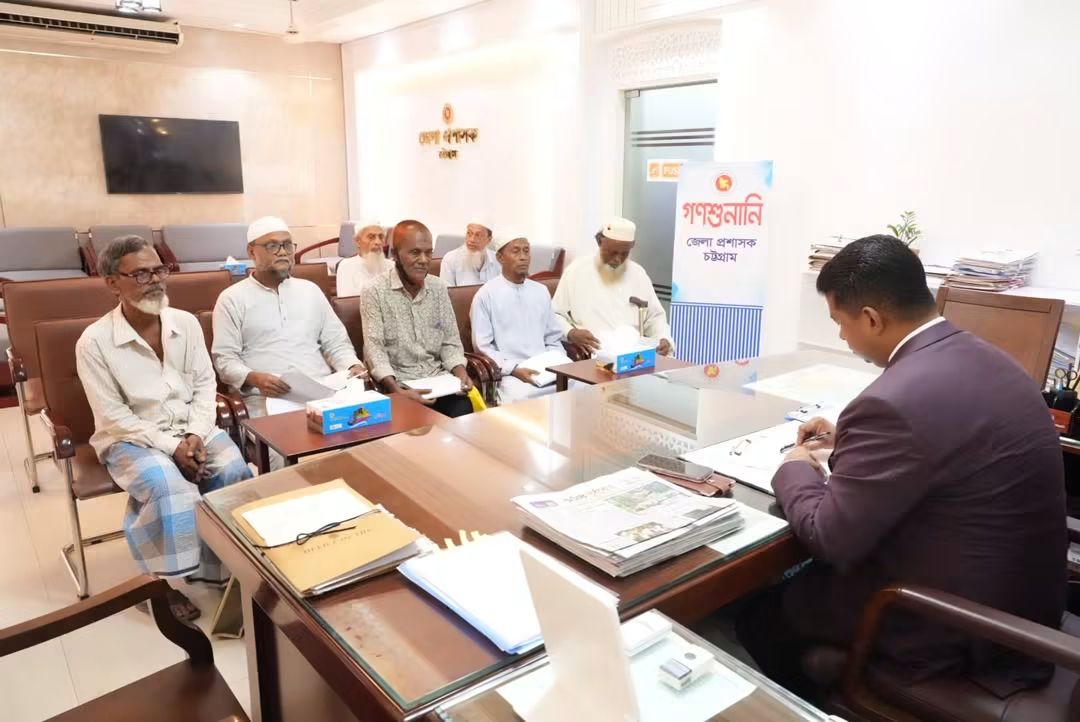 গণশুনানিতে উপচে পড়া ভিড়  মানবিক প্রশাসনের অনন্য দৃষ্টান্ত  চট্টগ্রাম জেলা প্রশাসক জাহিদ 
