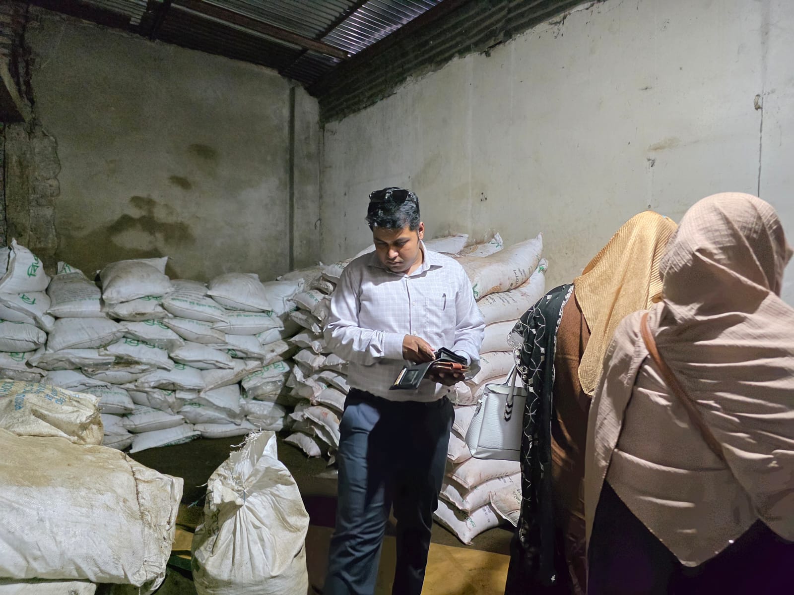 চাকতাইয়ে ৮ গোডাউনে অভিযান: বিপুল পরিমাণ সার জব্দসহ ২ জনকে অর্থদণ্ড ও কারাদণ্ড